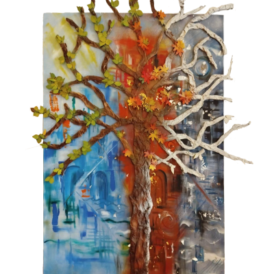 Escultura de árvore com ramos coloridos e fundo pintado em azul, vermelho e cinzento.