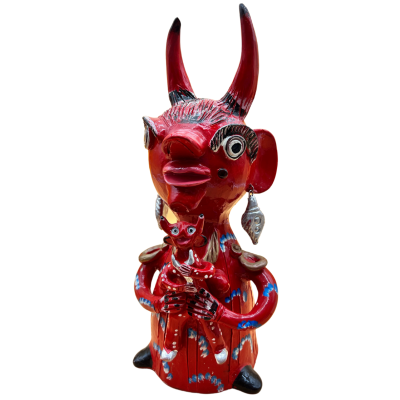 Escultura cerâmica vermelha com duas figuras e detalhes coloridos.