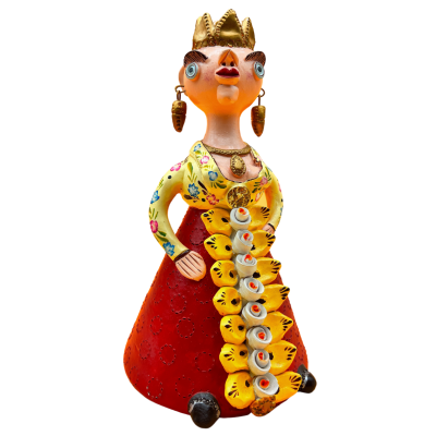Estátua de cerâmica feminina colorida com coroa e vestido vermelho
