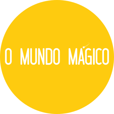 Logótipo com fundo amarelo e texto branco O MUNDO MÁGICO