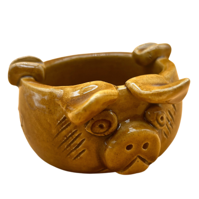 Cinzeiro de cerâmica amarelo em forma de cabeça de porco