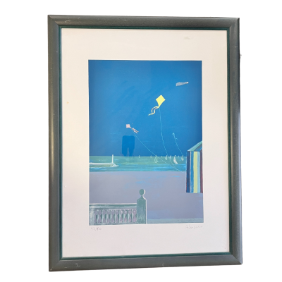 Quadro emoldurado com imagem de praia, céu azul e pipas a voar