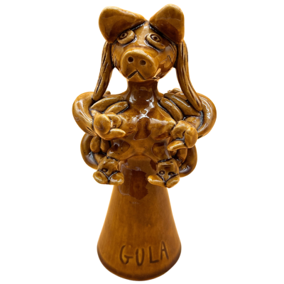 Escultura em cerâmica castanha com texto GULA na base