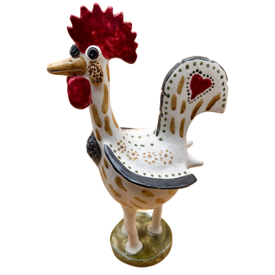 Estátua cerâmica de galo branco com detalhes vermelhos, pretos e dourados em fundo branco