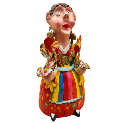 Estatueta cerâmica colorida de figura humana com vestido e galinhas nas mãos