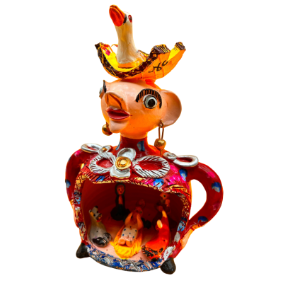 Escultura colorida em cerâmica com figura humana e pássaros