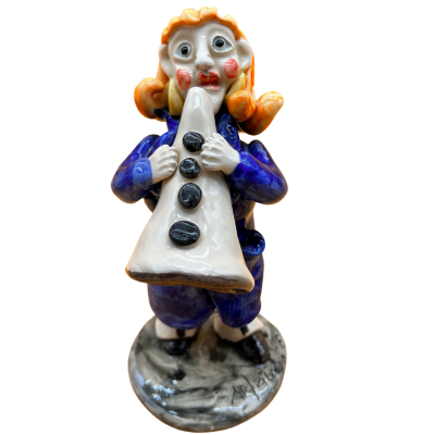 Estatueta de cerâmica de figura humana azul com instrumento branco