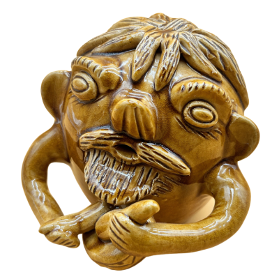 Escultura decorativa de cerâmica castanha com forma de cabeça humana e braços cruzados