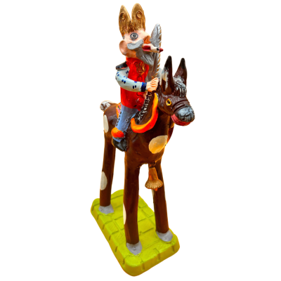 Estátua de coelho fantasiado a cavalo num burro castanho com base amarela