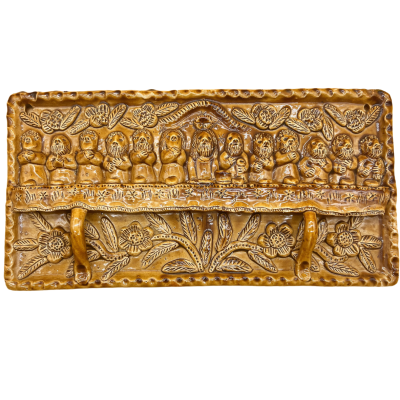 Cabide em cerâmica castanha com relevo da Última Ceia e três ganchos