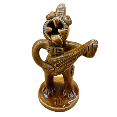 Peça decorativa em cerâmica castanha com figura antropomórfica a tocar instrumento