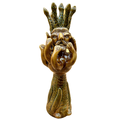 Escultura cerâmica castanha de figura humana com múltiplas cobras em vez de mãos e cabeça