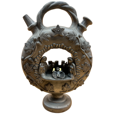 Jarro de barro decorativo com presépio em relevo no centro