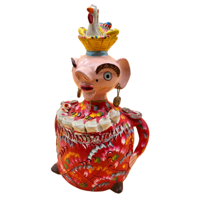 Jarro colorido de cerâmica com figura de personagem e galinha no topo