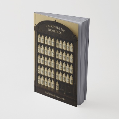 Livro com capa dourada e preta com desenhos de garrafas antigas e título CAIXINHA DE REMÉDIOS.
