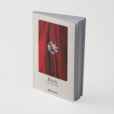 Livro com capa branca e imagem de tecido vermelho