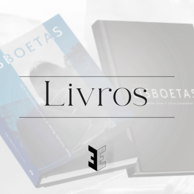 Dois livros com capas rígidas de cor azul claro e cinza com o título BOETAS.