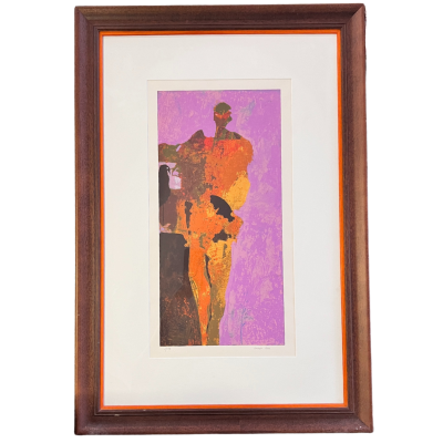 Quadro com pintura abstrata com figura humana em tons laranja, roxo e preto com moldura de madeira.