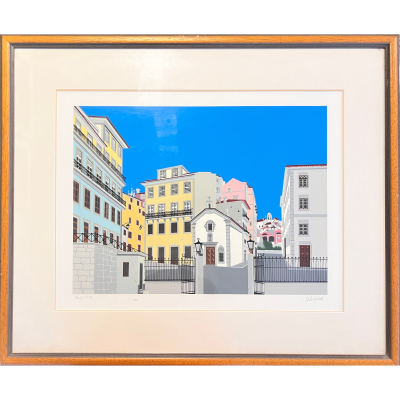 Quadro com gravura colorida de edifícios urbanos e capela sob céu azul