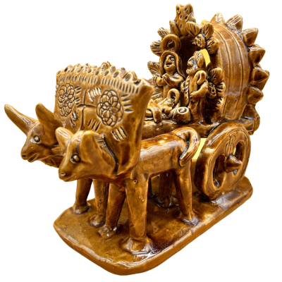 Estátua cerâmica castanha de carro de bois com figuras humanas