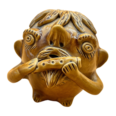 Figura decorativa cerâmica cabeça humana castanha com instrumento de vento