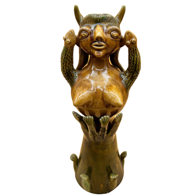 Escultura artística em cerâmica vidrada figura feminina com chifres e braços levantados