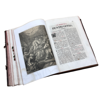 Livro antigo aberto com texto e ilustração religiosa