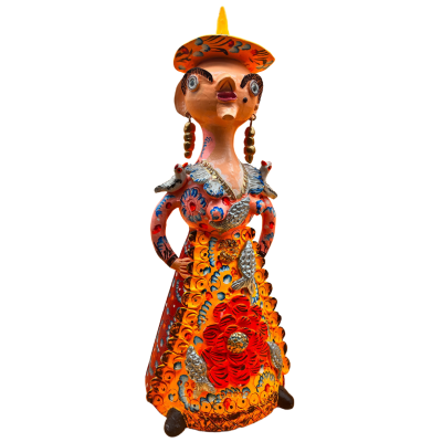 Figura feminina cerâmica colorida com vestido e chapéu decorados