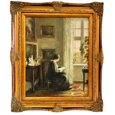 Quadro clássico com moldura dourada, pintura de mulher a ler perto de janela numa sala antiga