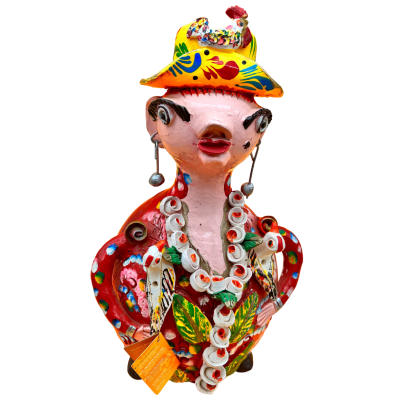 Escultura cerâmica colorida de figura humana com chapéu amarelo e colar de conchas