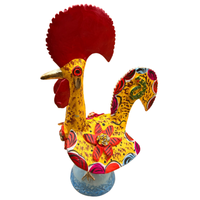 Escultura decorativa de galo colorido em metal com base azul