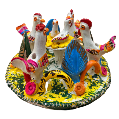 Figura decorativa de galinhas brancas coloridas em cerâmica pintada num prato amarelo e verde