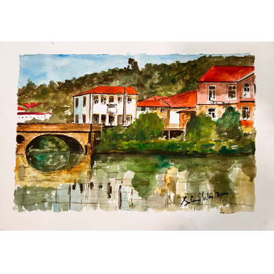 Pintura aguarelada de casas com telhados vermelhos junto ao rio com uma ponte de pedra