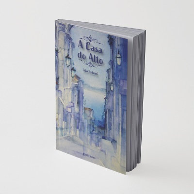Capa de livro A Casa do Alto de Luísa Venturini com ilustração de rua antiga em tons azuis