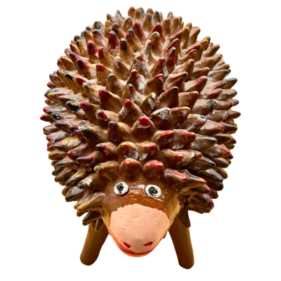 Figura decorativa de ouriço em cerâmica pintada com espinhos castanhos e vermelhos