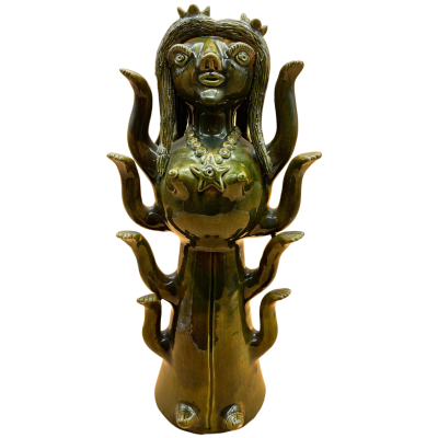 Estatueta cerâmica verde antropomórfica com múltiplos braços e colar em forma de estrela