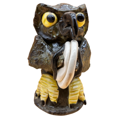 Peça decorativa coruja castanha com olhos grandes e anel branco na frente
