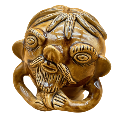 Caneca cerâmica castanha formato rosto humano com mãos