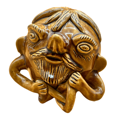 Escultura cerâmica castanha de figura humana com barba e cabelo estilizado