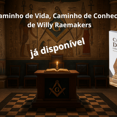 Livro 'Caminho de Vida' exposto em sala decorada com hieróglifos e mesa central iluminada
