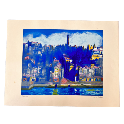 Ilustração urbana azul com numeração e assinatura.