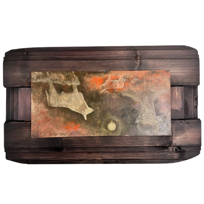 Tabuleiro de madeira escura com pedra retangular colorida em cima