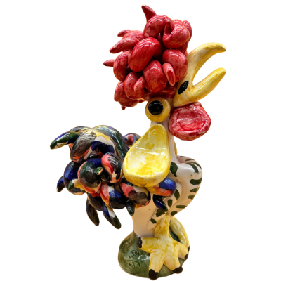 Figura cerâmica colorida de galo com crista vermelha e bico amarelo