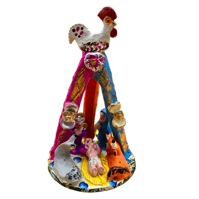 Figura decorativa colorida em cerâmica com galo no topo e várias figuras humanas e animais em baixo