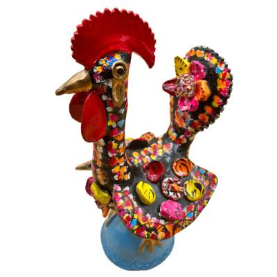 Escultura colorida de um galo em metal com base azul