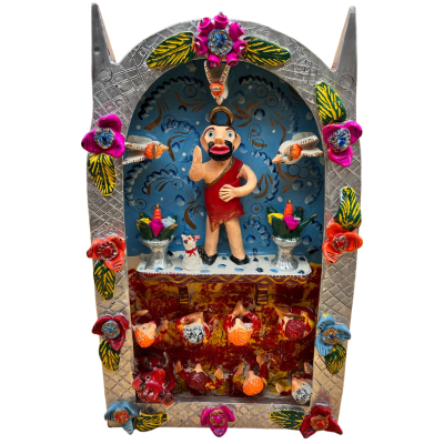 Nicho mexicano decorativo com figura de homem e pássaros, flores coloridas, fundo azul e animais na base.