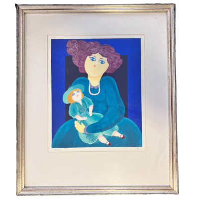 Pintura de mulher com boneca, emoldurada com moldura prateada.