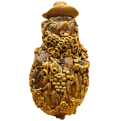 Escultura de cerâmica castanha com rosto barbudo e chapéu