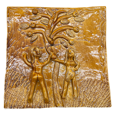 Painel cerâmico castanho com relevo de duas figuras humanas a apanhar frutos numa árvore.