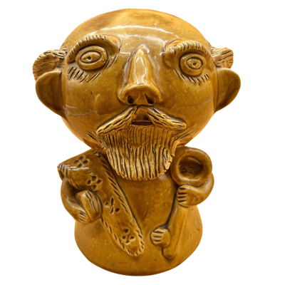 Escultura cerâmica castanha de rosto humano estilizado com bigode e barba